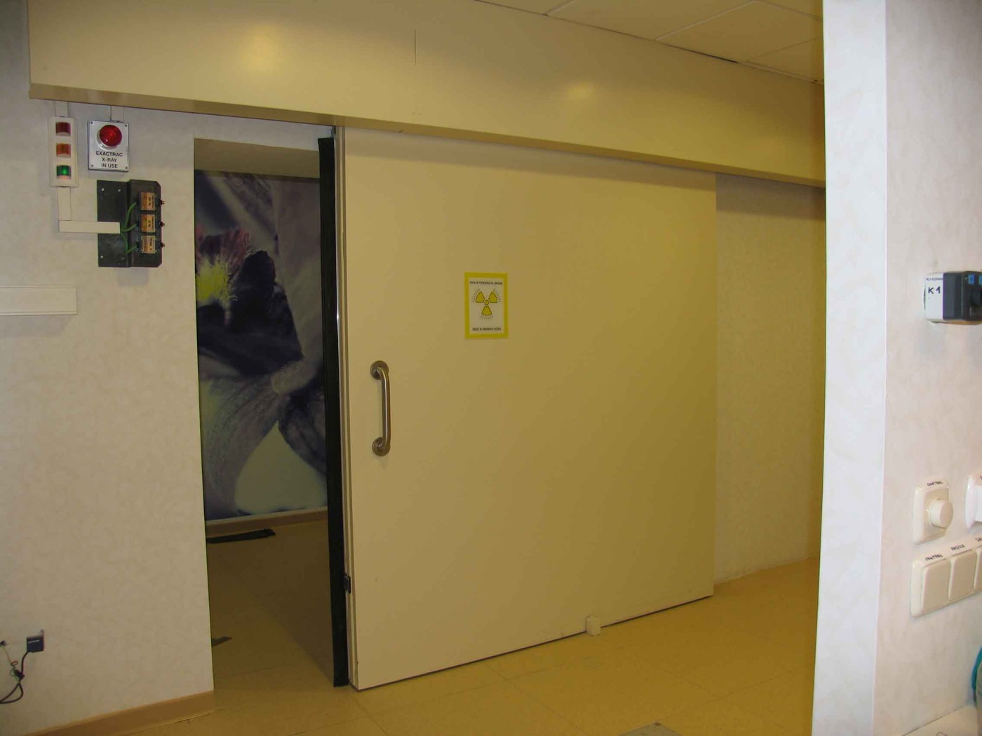 Puertas blindadas instaladas por Radytec en un servicio de radioterapia